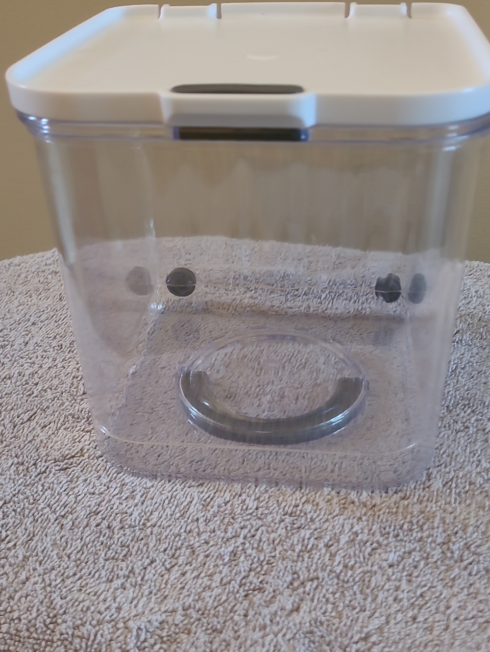 Clear Plastic Food Storage and Flip Handle for Humid/Dry